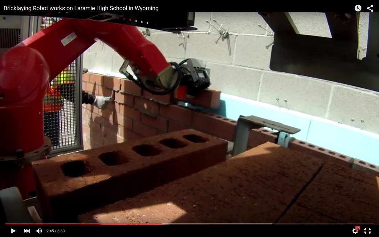 Robotti rakentaa koulun seinää. Kuva Construction Roboticsin videosta.