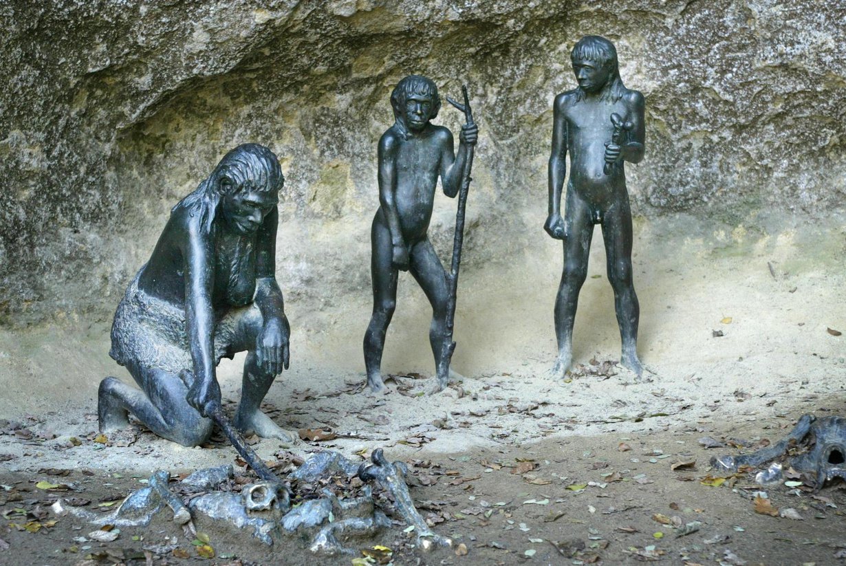 Kroatian Krapinassa on ollut neandertalinihmisten asuinpaikka. Muinaisihmisiä muistetaan veistoksin. Kuva: Juhani Niiranen / HS