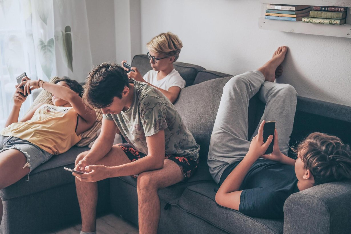 Murrosiässä huomio siirtyy kodin piiristä poispäin. Kuva: Shutterstock