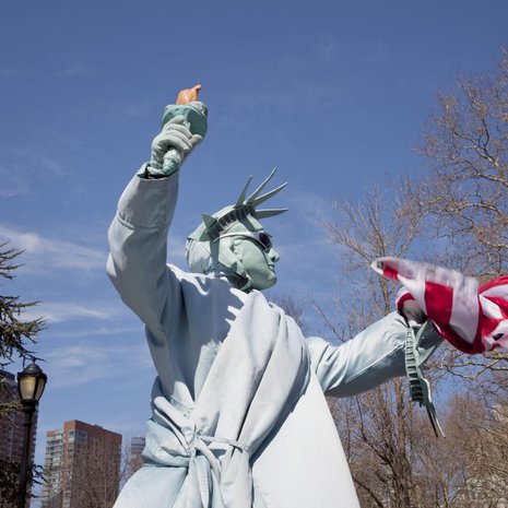 Vapaudenpatsaaksi pukeutunut mies houkuttelee turisteja New Yorkissa. Kuva: <span class="photographer">Maija Tammi</span>