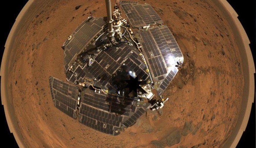 Opportunity otti robottikäsivarren avulla selfien loistonsa päivinä. Kuva on koottu monesta eri otoksesta. Kuva: <span class="photographer">Nasa</span>