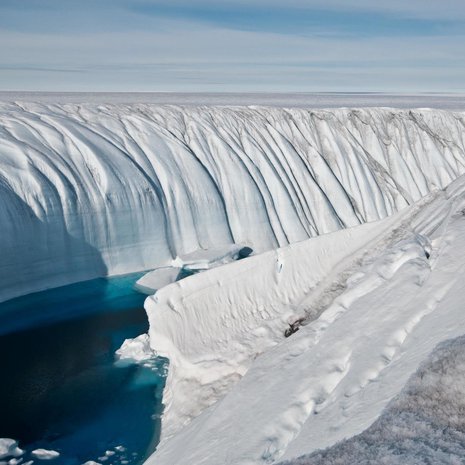 Kanjoni kuljettaa sulamisveden kohtaan, josta se pääsee valumaan jäätikön pohjalle. Kuva: <span class="photographer">Ian Joughin, University of Washington</span>