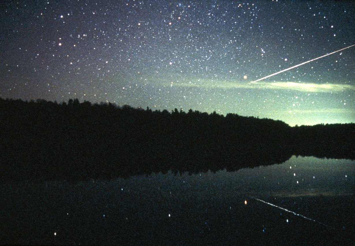 Taivaalta sataa kiviä jatkuvasti. Meteori muuttuu meteoriitiksi, kun se päätyy maahan. Tämä tähdenlento kuvattiin Suomessa. Kuva: Pekka Parviainen / Science Photo Library