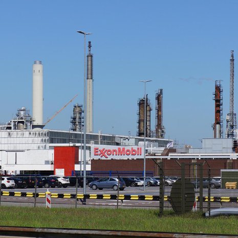 Exxon Mobilin öljynjalostamo Rotterdamissa. Kuva: <span class="photographer">Shutterstock</span>