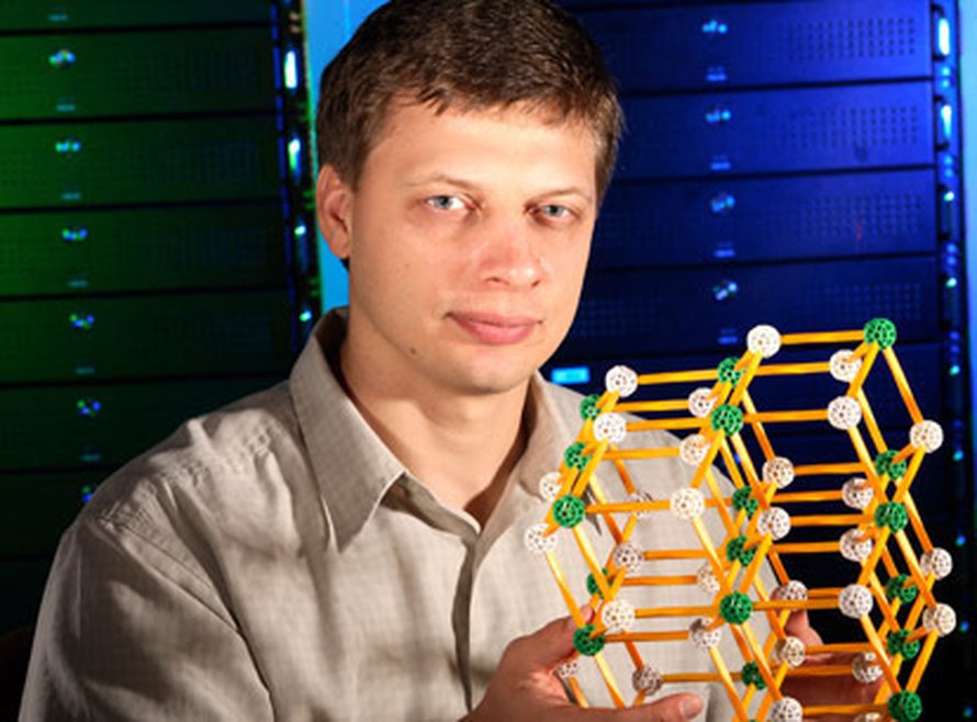 Sergey Faleev tutkii aineen rakennetta. kuva: Jeff Shaw