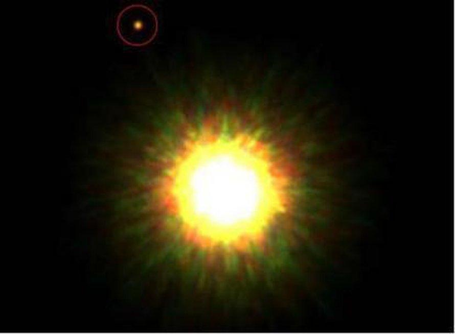 Ensimmäinen valokuva auringonkaltaisen tähden seuralaisesta (ympyröity punaisella), joka on todennäköisesti planeetta. Kuva: <span class="photographer">Gemini Observatorio.</span>