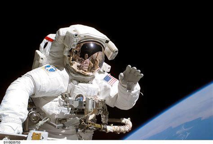 Astronautti Joseph Tanner teki avaruuskävelyn syyskuussa 2006. Kuva: <span class="photographer">Nasa</span>