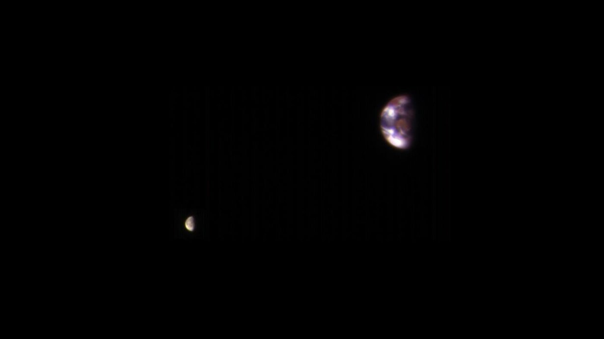 Maa ja Kuu kuvattuna teleskoopilla punaisen planeetan kiertoradalta. Kuva: Nasa