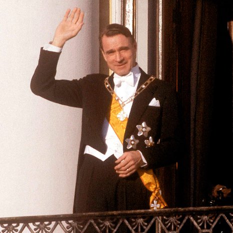 27.1.1982 Mauno Koivisto tervehtii kansaa Presidentinlinnan parvekkeelta. Hän nousi valtakunnan huipulle kaikkien aikojen vilkkaimmissa vaaleissa. Kuva: <span class="photographer">Lehtikuva</span>