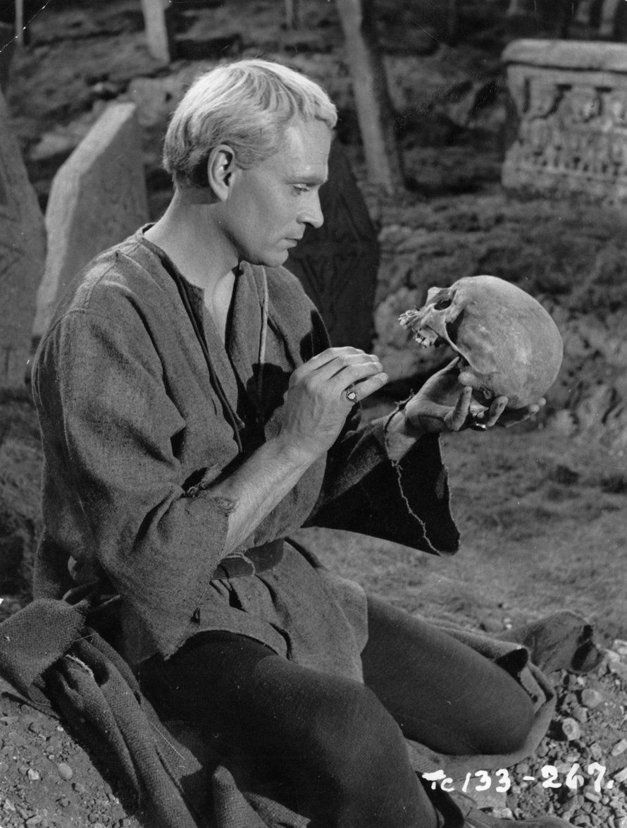 Laurence Olivier esitti Hamletia vuoden 1948 elokuvassa.