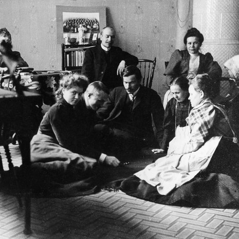 ”En juhli” ei käynyt päinsä nimipäivien kulta-aikaan 1900-luvun alussa. Piti kattaa juhlapöytä ja järjestää ohjelmaa. Kuva: <span class="photographer">Helsingin kaupunginmuseo</span>