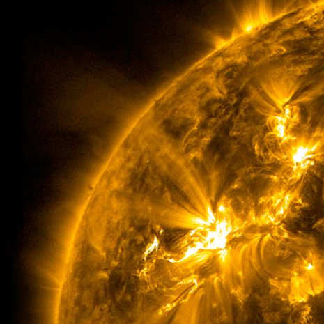 Auringon aktiivisuudesta kertovat pilkkujen ohella hiukkaspurkaukset, joissa suurimmillaan avaruuteen syöksyy miljoonia tonneja hiukkasia. Maan magneettikentässä hiukkastulvat käynnistävät avaruusmyrskyjä. Purkauksia tapahtuu eniten ennen pilkkumaksimia, vähiten pilkkuminimin edellä. Yksittäisiä suuria purkauksia voi sattua myös pilkkutuotannon suvantovaihessa. Esimerkiksi 1900-luvun alussa, kun Aurinko tehtaili pilkkuja yhtä laiskasti kuin tätä nykyä, nähtiin jättiläispurkaus vuonna 1903 ja 1905. Kuva: <span class="photographer">Nasa</span>