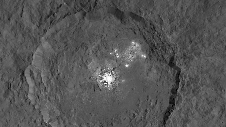 Occatorin kraatteri Cereksellä. Kuva: <span class="photographer">NASA/JPL-Caltech/UCLA/MPS/DLR/IDA
</span>