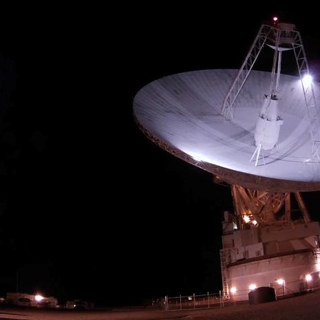 Kadonnut luotain löydettiin tutkajärjestelmällä, johon kuuluu tämä Goldstonen observatorion lautasantenni. Sen halkaisija on 70 metriä. Kuva: <span class="photographer">NASA/JPL-Caltech</span>