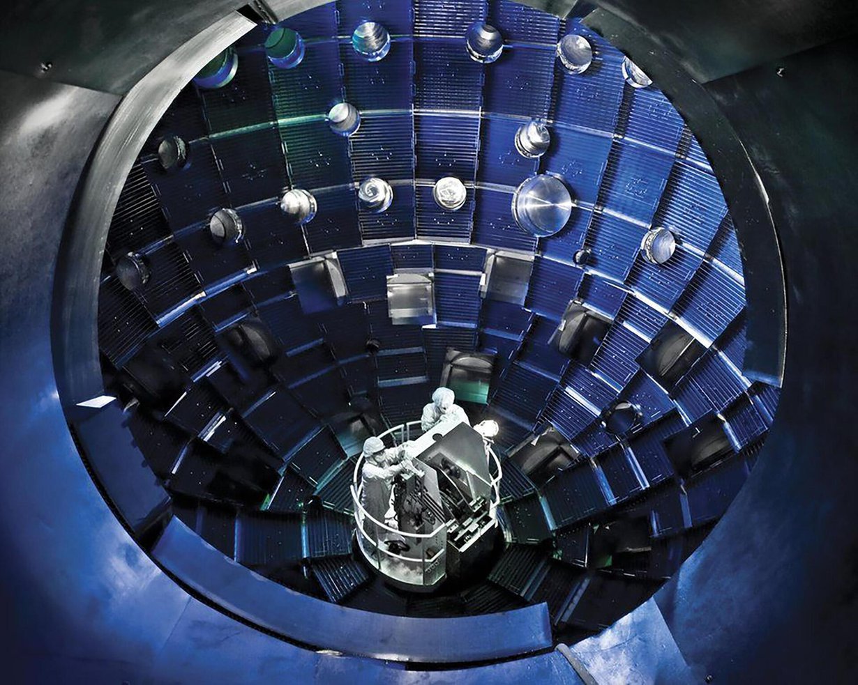 Tässä kammiossa vetypelletti tuotti laserien avulla enemmän energiaa kuin fuusiokokeissa koskaan aiemmin. Kuva: Lawrence Livermore National Laboratory