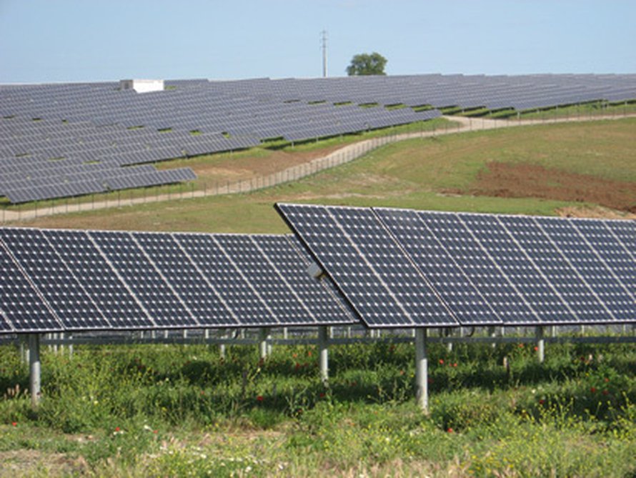 Suuri aurinkovoimala Portugalissa. Kuva: <span class="photographer"><A HREF=http://en.wikipedia.org/wiki/Image:SolarPowerPlantSerpa.jpg>Wikimedia Commons</A>.</span>