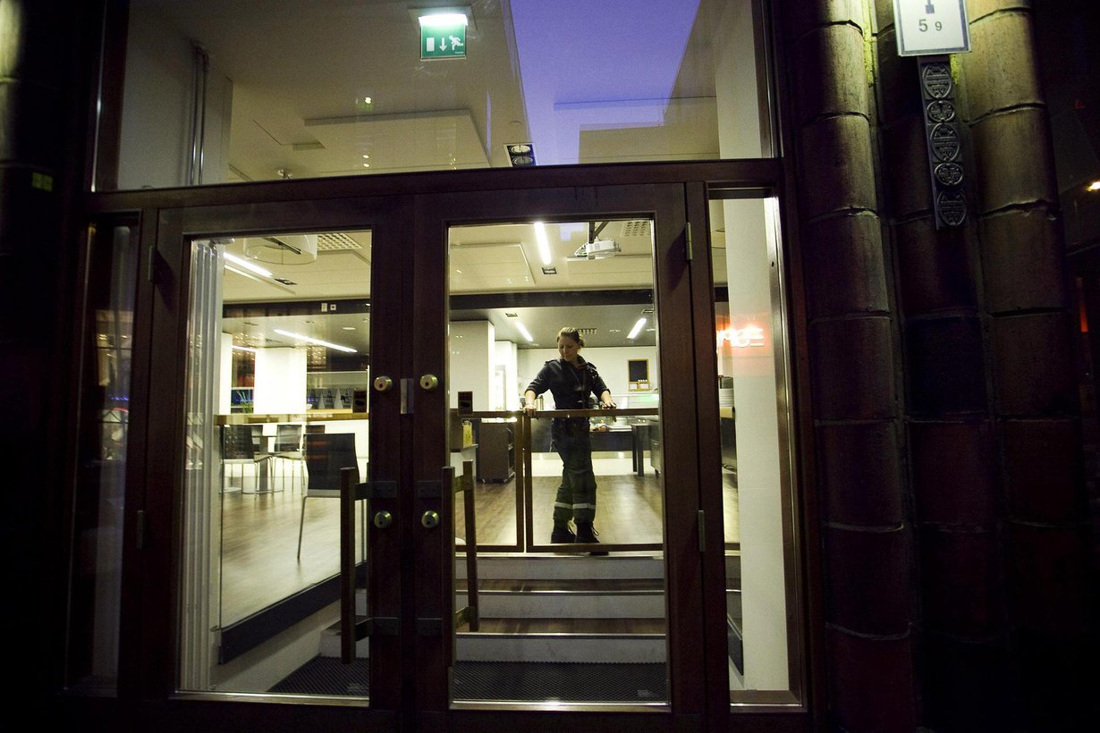 Vuorotyöläiset saattavat olla muita alttiimpia tartuntataudeille, sillä yötyö voi häiritä heidän sisäistä kelloaan. Kuva: Tatu Lertola