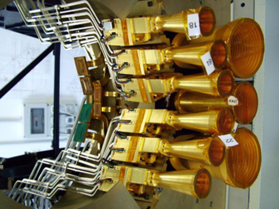 Planck-satellitin kuuden 70 GHz:n vastaanottimen etupäävahvistinyksiköt testissä Italiassa. Kuva: <span class="photographer">Alcatel Alenia Space Italia</span>