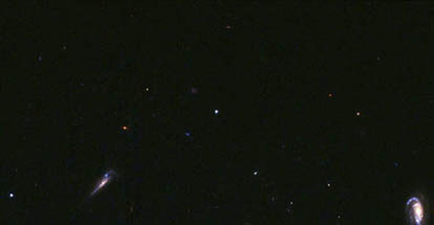 Valkoinen piste kuvan keskelllä on kaukana hiipuva gammapurkaus. Kuva: <span class="photographer">ESA/NASA</span>