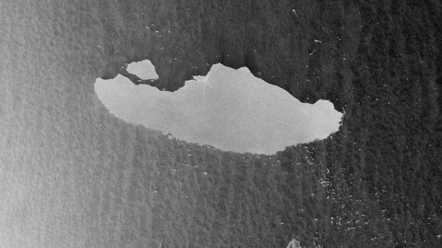 Satelliitti Sentinel-1 havaitsi 23. huhtikuuta, että valtavasta jäävuoresta A-68 lohkesi pala. Iso on palakin, 19 kilometriä pitkä. Kuva: <span class="photographer">ESA / Sentinel-1</span>