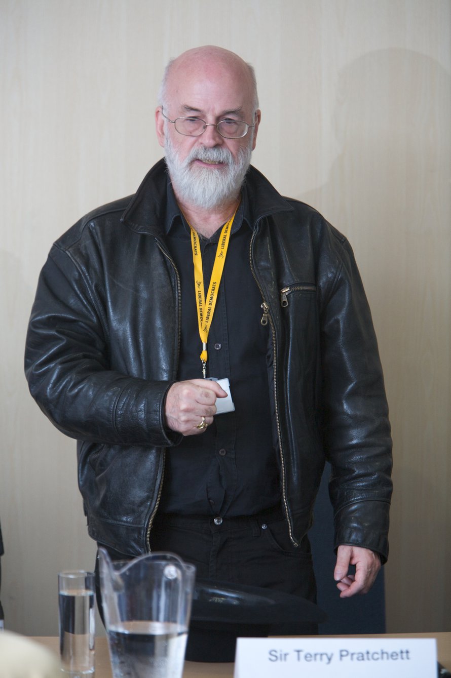 Brittikirjailija Terry Pratchett sairastaa Alzheimerin tautia.