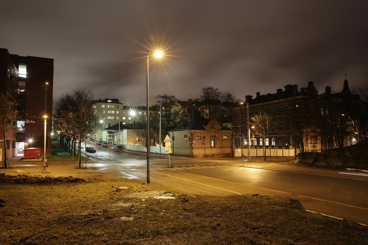 Keinovalaistus vähentää hyönteisten määrää. Haitallisinta näyttäisi olevan kirkas led-valaistus. Kuva: Sami Kero / HS
