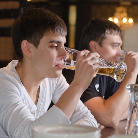 Alkoholinkäytön korkeaksi riskitasoksi on määritelty miehillä 24 ja naisilla 16 annosta viikossa. Annos vastaa yhtä pulloa keskiolutta. Kuva: <span class="photographer">Shutterstock</span>