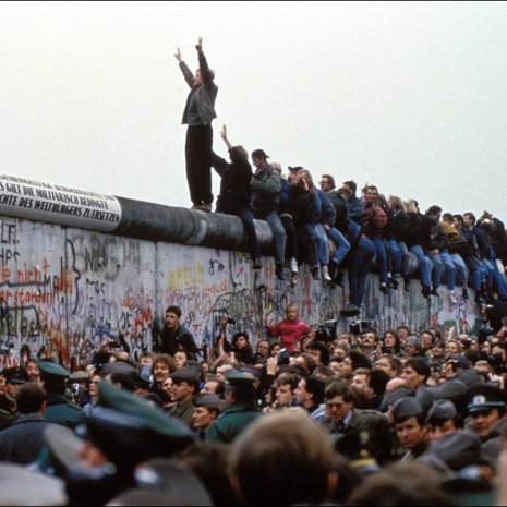 Tuhannet ihmiset kerääntyivät juhlimaan muurin avautumista. Kuva: <span class="photographer">Getty Images</span>
