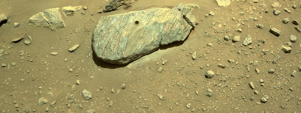 Perseverancen suunnistuskamera kuvasi porausreiän keskiviikkona 1. syyskuuta. Lohkare on nasan mukaan ”salkun kokoa”. Kuva: Nasa