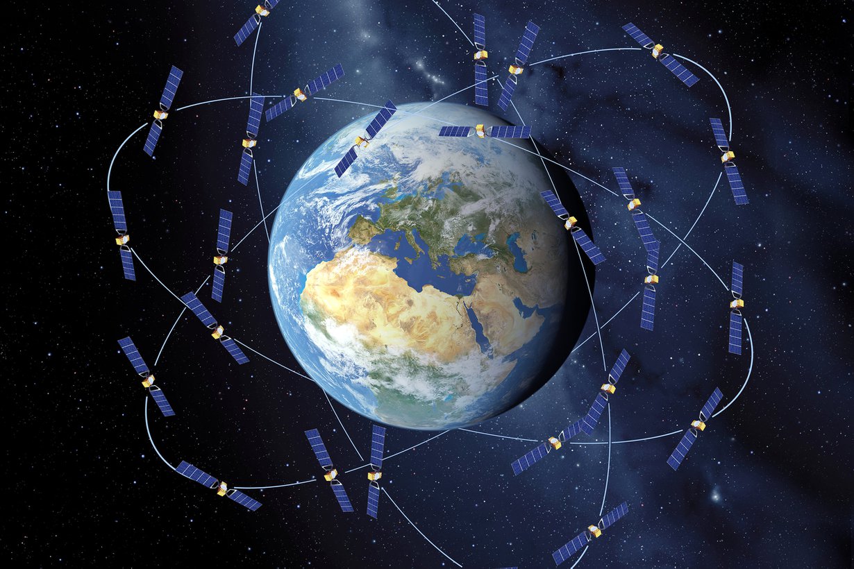 Eurooppalaisen Galileon satelliitit ovat kiertäneet Maata vuodesta 2016. Suomen yllä näkyy kerrallaan kahdesta seitsemään satelliittia. Kuva: SPL/MVPhotos