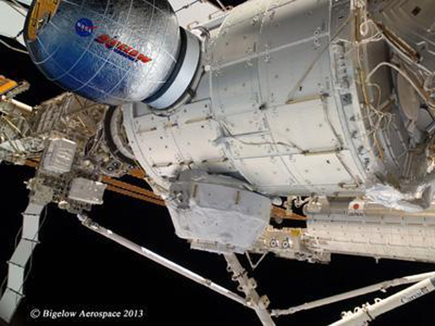 Uusi lisähuone on havainnekuvassa sinisellä. Se menee viikattuna avaruuteen, ja avautuu kokoonsa vasta perillä avaruusasemalla. Kuva: <span class="photographer">Nasa/Bigelow Aerospace</span>