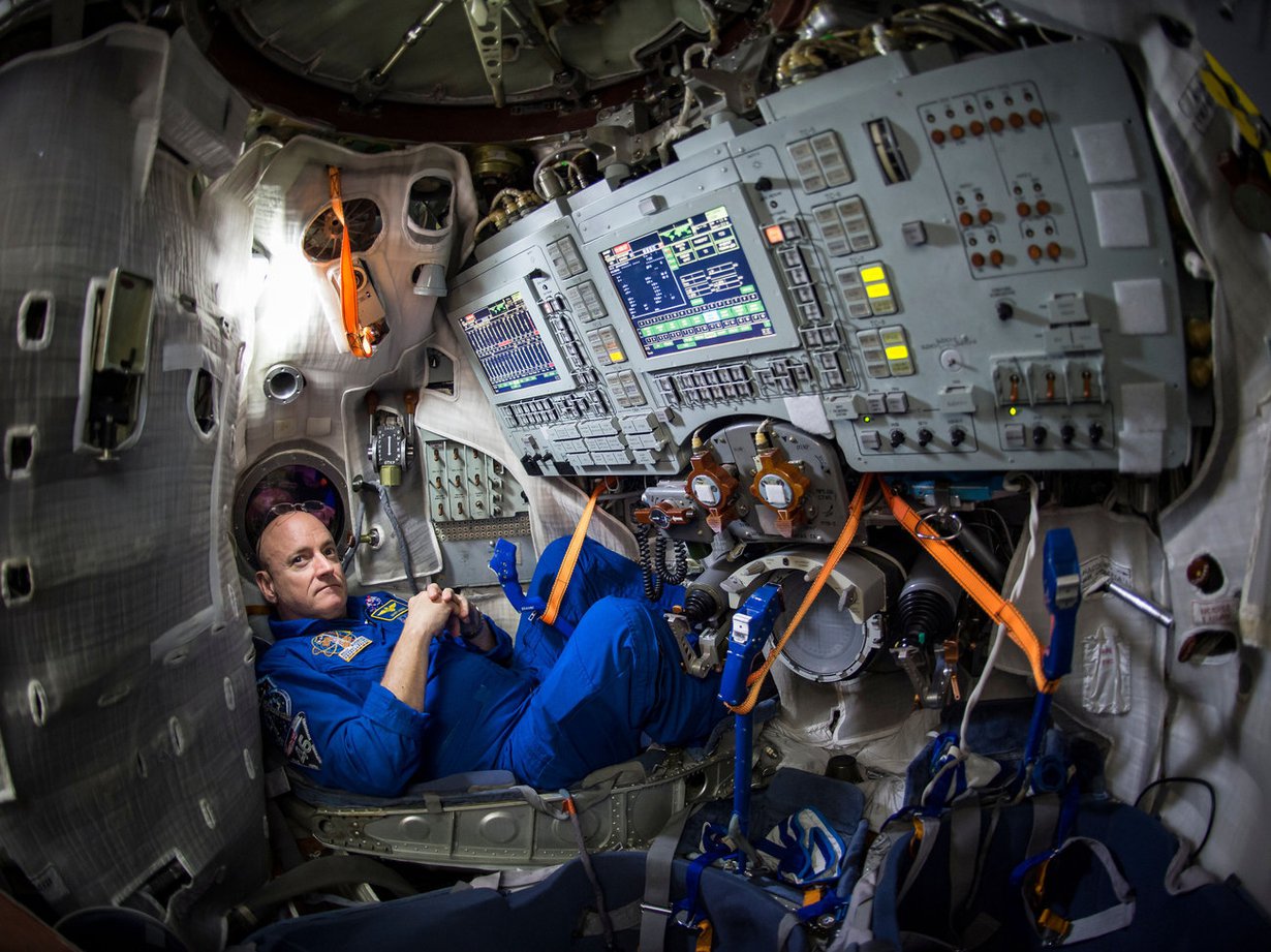 Astronautti Scott Kelly harjoitteli avaruuslentoa venäläisen Soyuzin simulaattorissa maaliskuun alussa. Kuva: NASA / Bill Ingalls