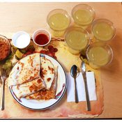 Yhdessä prosessoidun ruokavalion lounasannoksista oli quesadilloja pavuilla ja juomana sokeroimatonta virvoitusjuomaa. Kuva: <span class="photographer">HALL ET AL. / CELL METABOLISM</span>