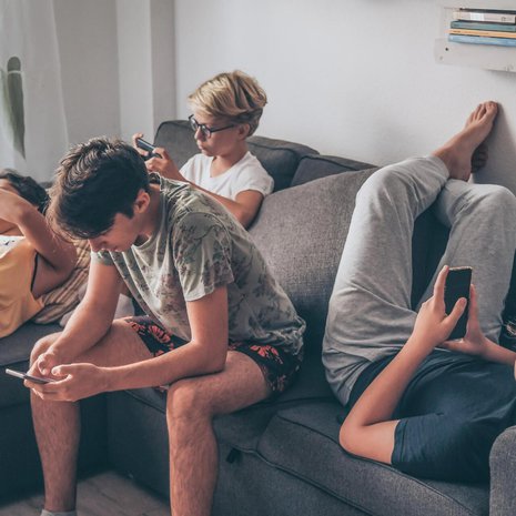 Murrosiässä huomio siirtyy kodin piiristä poispäin. Kuva: <span class="photographer">Shutterstock</span>