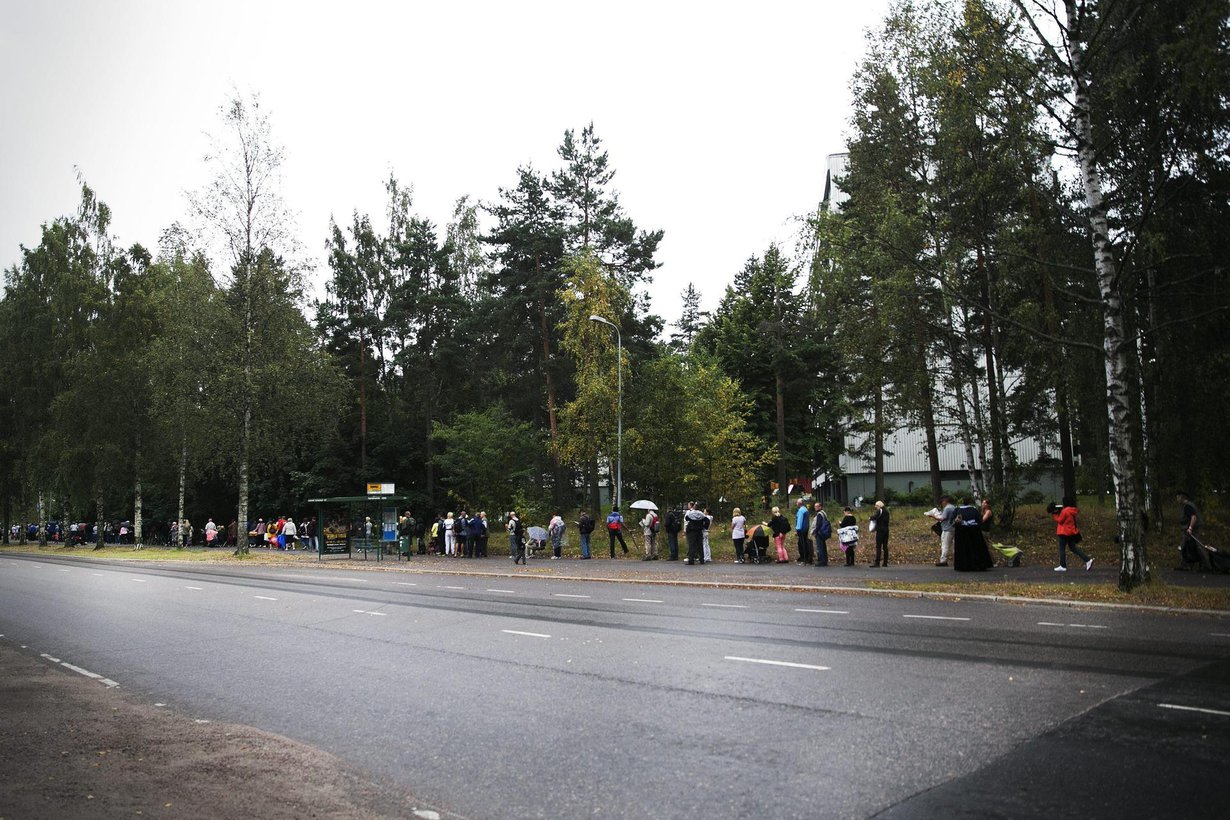 Leipäjonossa Helsingin Myllypurossa näkyy myös lastenvaunuja. Kuva: Katarina Sällylä HS