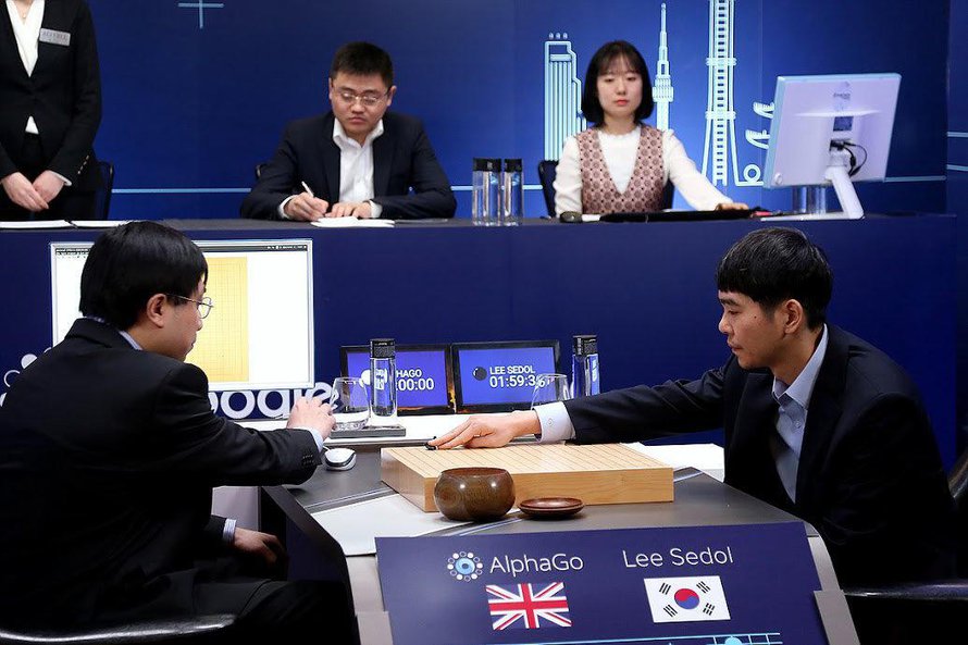 Go-pelin huippuihin kuuluva Lee Sedol (oik.) hävisi tekoälyohjelmalle Etelä-Korean Soulissa pidetyssä viisisosaisessa ottelussa. Kuva: <span class="photographer">Yonhap / Reuters</span>