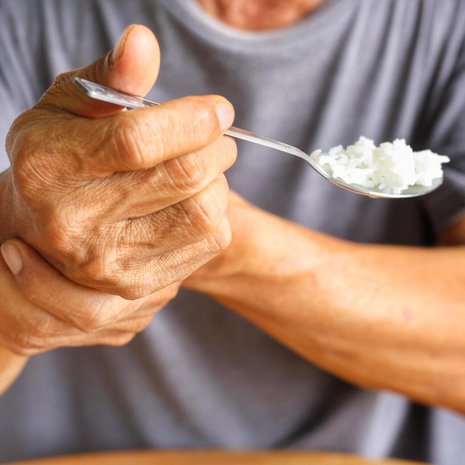 Parkinsonin taudin aiheuttama vapina voi vaatia tukea toiselta kädeltä. Kuva: <span class="photographer">Shutterstock</span>