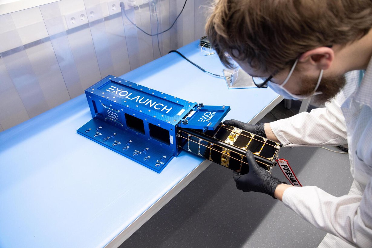 Foresail-1-satelliittia asennettiin lähetyslaatikkoon Aalto-yliopistossa keväällä. Kuva: Aalto-yliopisto