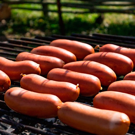 Makkara on maistunut maailman sivu – ja nyt se alkaa opettaa kestäviä ruokatapoja. Kuva: <span class="photographer">Shutterstock </span>