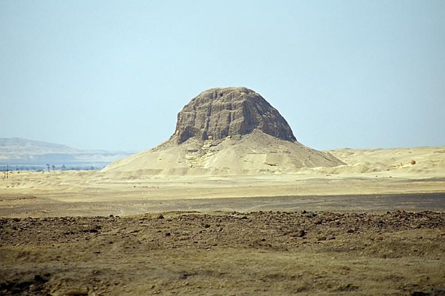 Muinaisista yhteiskunnista Egyptin El-Lahunissa oli suurimmat varallisuuserot. Kuvassa näkyy Sesostrin II:n pyramidi.