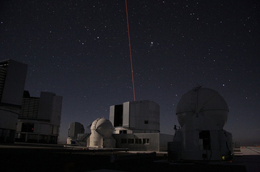 Lasertähti syttyy (Sylvain Oberti/ESO).