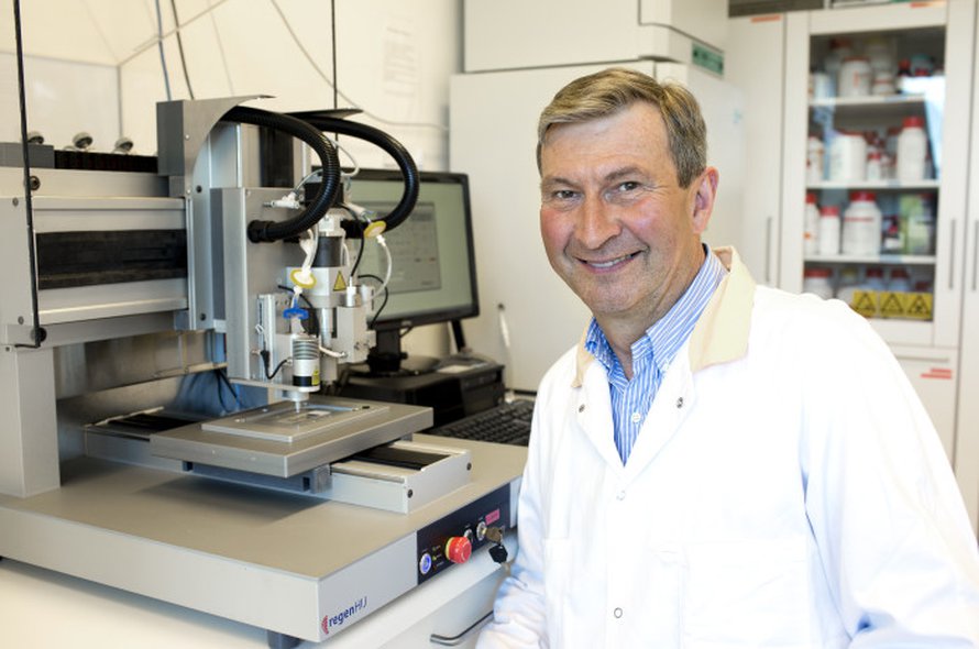 Professori Paul Gatenholm vieressään 3d-biotulostin. Kuva: <span class="photographer">Peter Widing / Chalmersin teknillinen korkeakoulu</span>