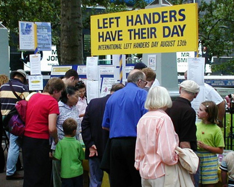 Vasenkätisten päivä Lontoossa 13. elokuuta 2002. Kuva: <span class="photographer"><A HREF=http://fi.wikipedia.org/wiki/Kuva:Lefthandersday.jpg>Wikimedia Commons</A></span>