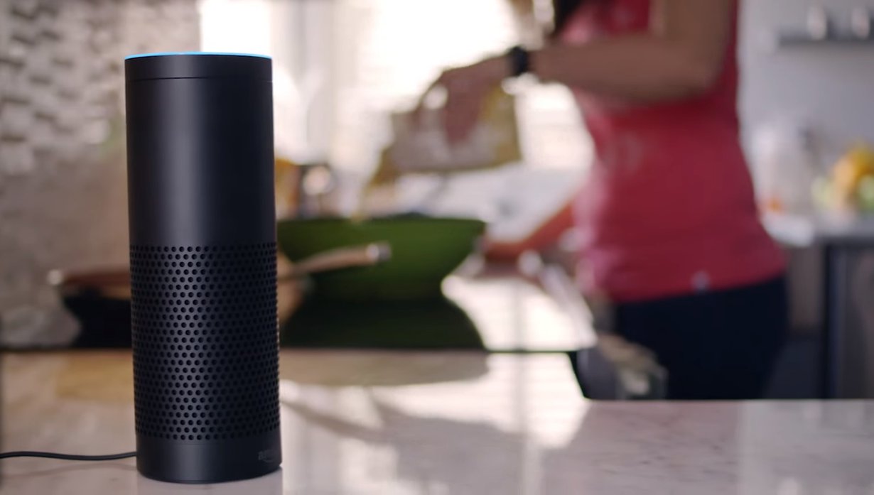 Amazonin kaiutin Echo tallentaa omistajansa komentoja pilvipalveluun. Kuva: Amazon / Echo