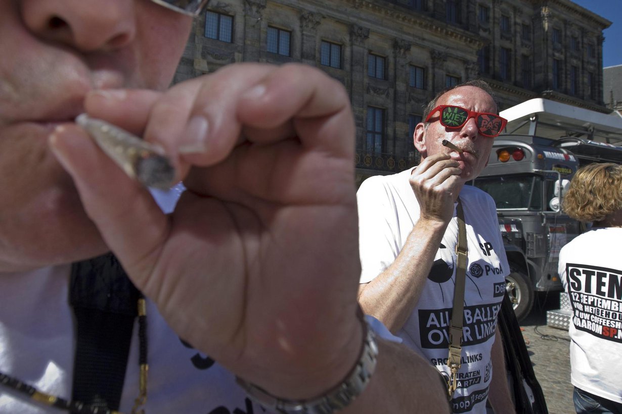 Amsterdamissa osoitetiin polttelemalla mieltä kannabiksen puolesta vuonna 2012. Kuva: Juha Roininen / EUP-IMAGES