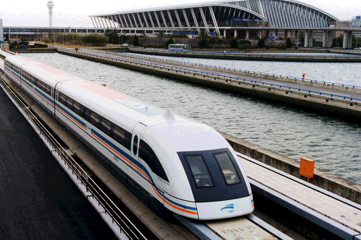 Maailman ensimmäinen suprajuna aloitti liikenteen 2002 Shanghaissa Kiinassa. Kuva: Wikimedia Commons