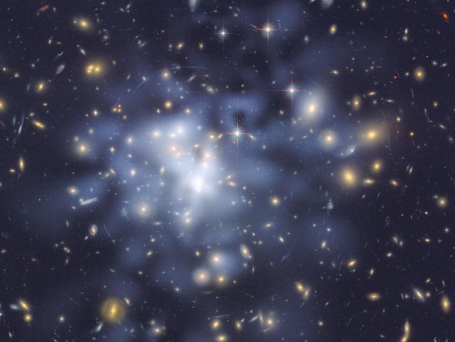 Pimeä aine vääristää kaukaisista galakseista saapuvaa valoa. Kuva: <span class="photographer">NASA, ESA, D. Coe (NASA Jet Propulsion Laboratory/California Institute of Technology, and Space Telescope Science Institute), N. Benitez (Institute of Astrophysics of Andalusia, Spain), T. Broadhurst (University of the Basque Country, Spain), and H. Ford (Johns Hopkins University).</span>