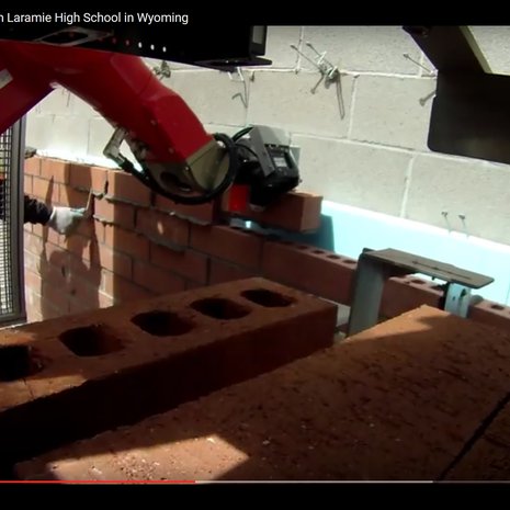 Robotti rakentaa koulun seinää. Kuva Construction Roboticsin videosta.