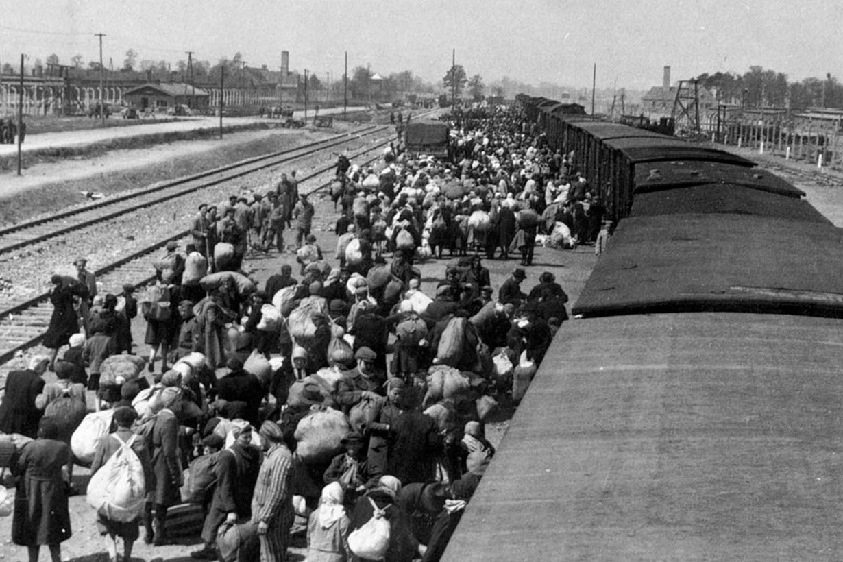 Holokausti viimeisteltiin Auschwitzissa. Siellä murhattiin noin 900 000 juutalaista, heistä puolet unkarilaisia, joita tässä saapuu leiriin toukokuussa 1944. Kuva: Auschwitz Album/Wikimedia Commons
