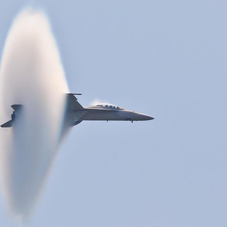 Super Hornet -hävittäjä rikkoo äänivallin. Kuva: <span class="photographer">Shutterstock</span>